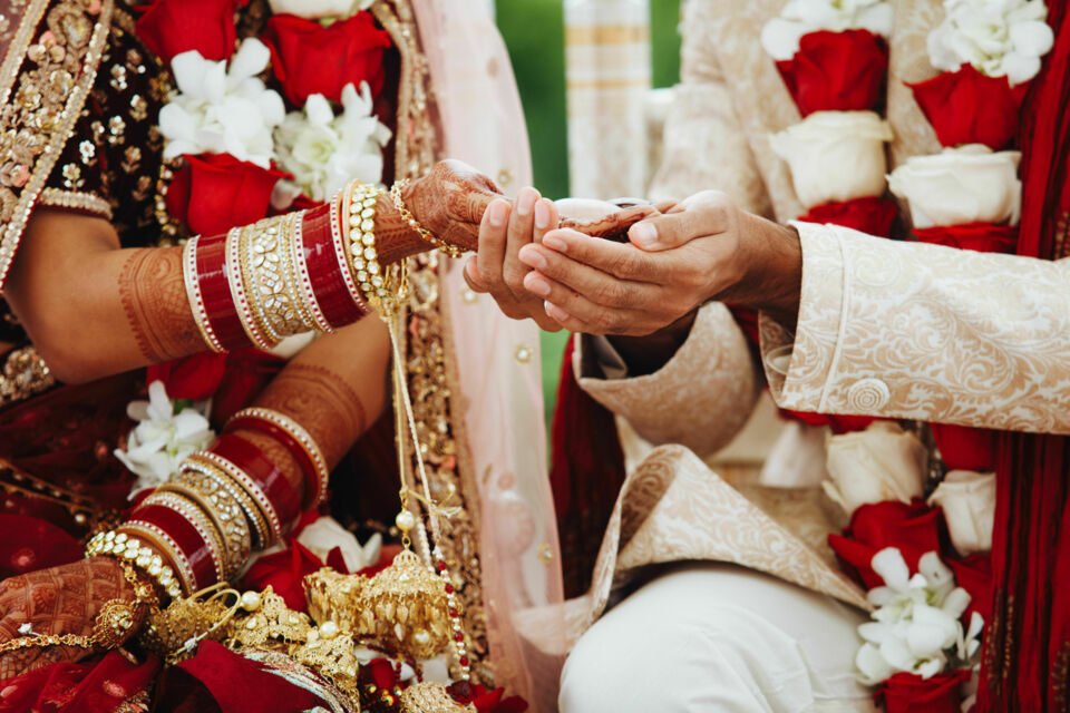 Freepik - Photo d'illustration - Le mariage hindou, une célèbre manière à travers le monde, de fêter son union. Tenues somptueuses, animations et autres peuvent très vite faire grimper la facture pour les jeunes futurs mariés.