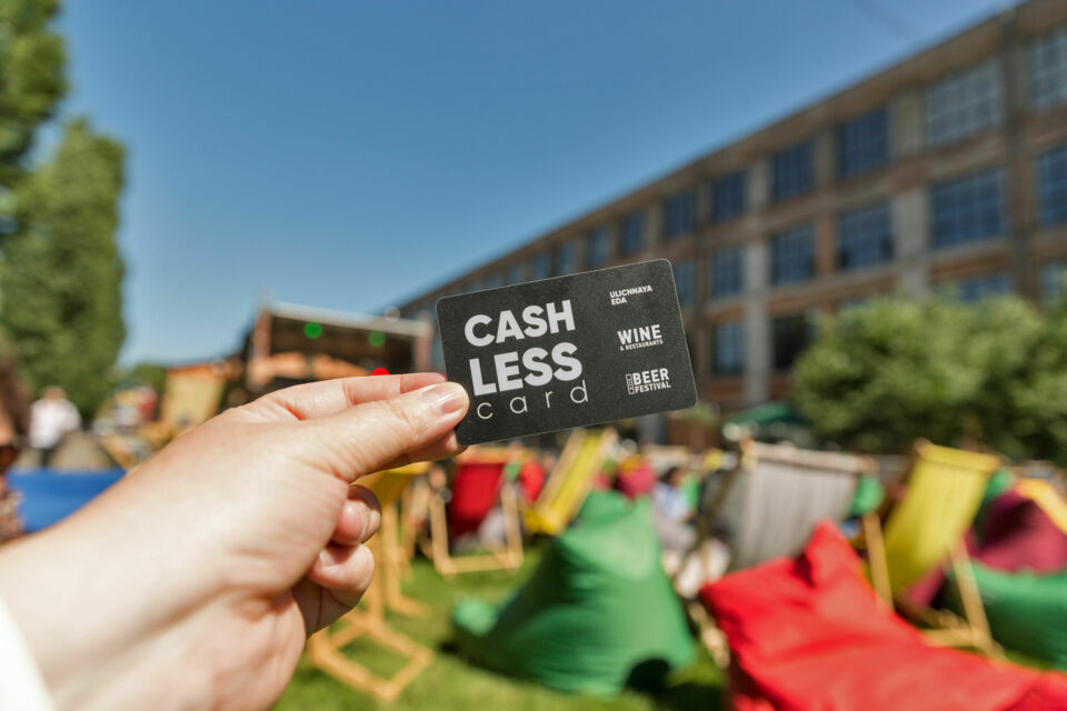 Adobe Stock - Photo d'illustration - Organiser une kermesse, un festival ou autre temps fort peut devenir plus simple avec un système de paiement sans monnaie : jetons, coupons ou bracelets à puce facilitent les transactions et sécurisent l’événement.