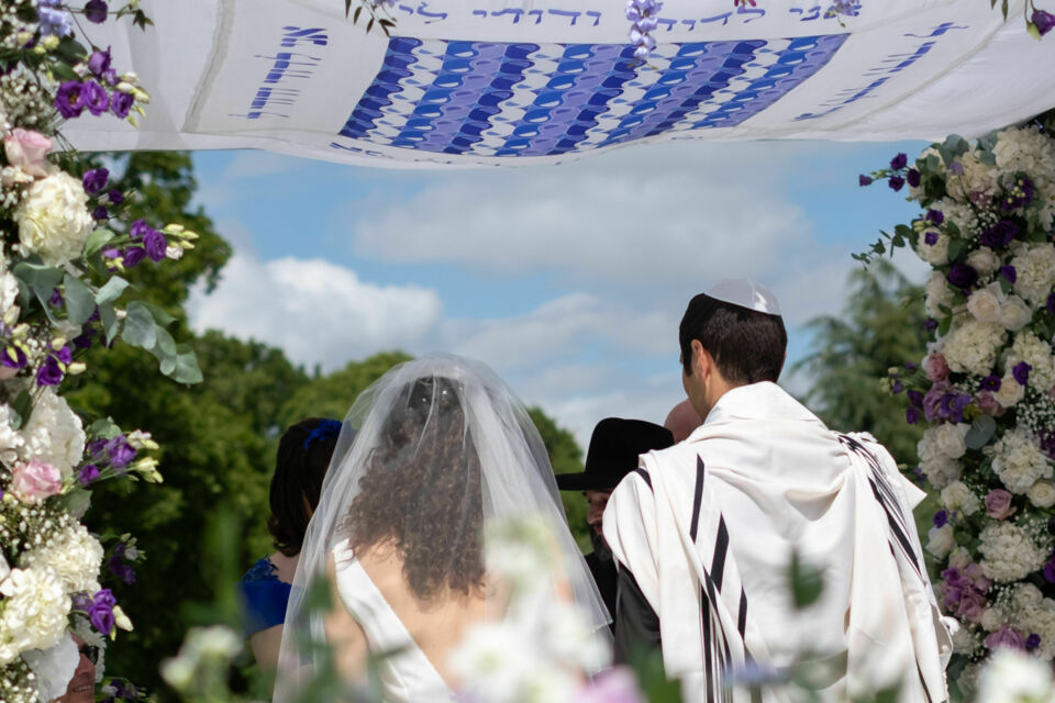 Adobe Stock - Photo d'illustration - Lors du mariage juif, la mariée tourne sept fois autour de son époux pour symboliser l'unité, la protection divine et la création d'un nouveau foyer sacré.