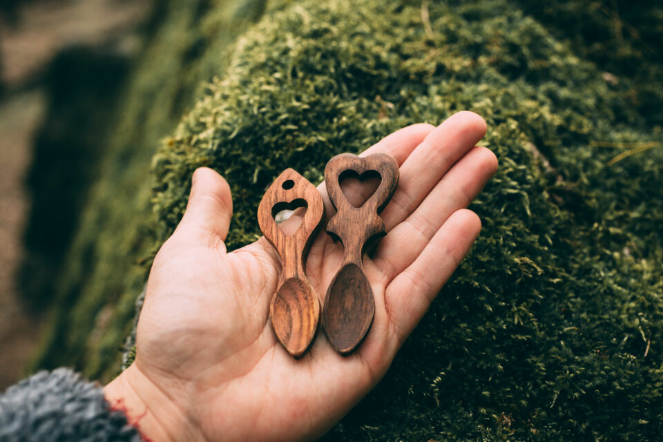 Adobe Stock - Photo d'illustration - Symbole d’amour, d’abondance et d’unité, offrir des cuillères aux jeunes mariés perpétue des traditions riches de sens à travers le monde.
