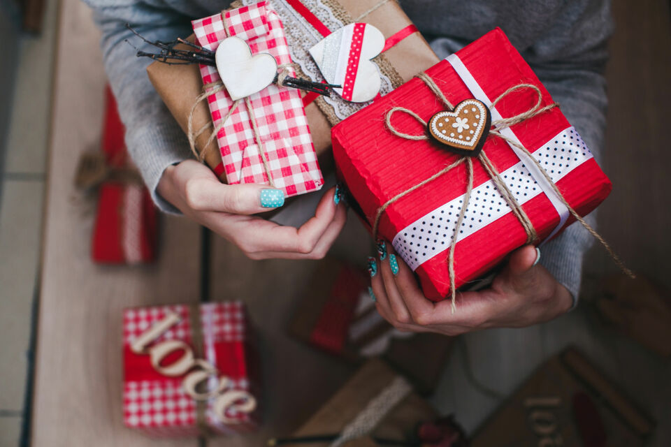 Freepik - Photo d'illustration - Les cadeaux traditionnels offerts aux jeunes mariés en Italie, comme les vins fins, la vaisselle raffinée et les œuvres d'art en verre de Murano, symbolisent la gratitude, la prospérité et l'art de vivre italien.