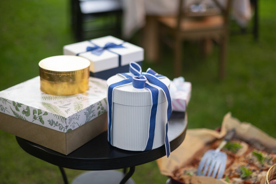 Freepik - Photo d'illustration -&nbsp;Des présents chargés d’émotions : les cadeaux de mariage, soigneusement emballés, symbolisent des vœux sincères d’amour, de bonheur et de prospérité pour les jeunes mariés.