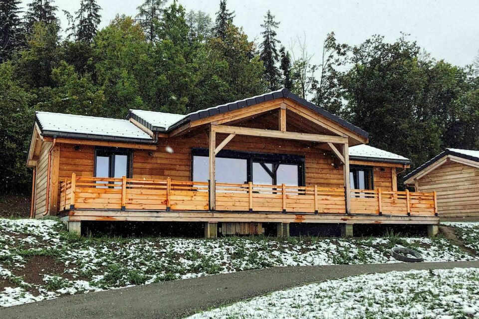 ABC Salles – DR - Woodland Village : un refuge alpin au cœur du Valais, idéal pour célébrer l’amour et les grandes étapes de la vie. Entre chalets cosy, vue sur les montagnes et prestations sur mesure, chaque instant devient magique.