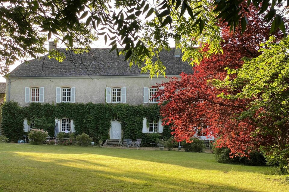 ABC Salles – DR - Au cœur des vignobles du Beaujolais, le Château des Vergers offre près de quatre siècles d’histoire dans un cadre raffiné. Entre salle en pierres apparentes et parc fleuri avec chapelle, chaque détail sublime vos réceptions. 
