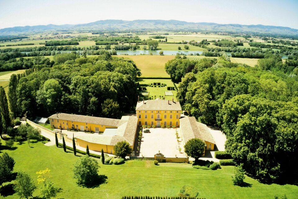 ABC Salles – DR – Le Château de Chavagneux, bâtisse majestueusement posée dans un écrin de nature luxuriante, dans la région du Beaujolais. 