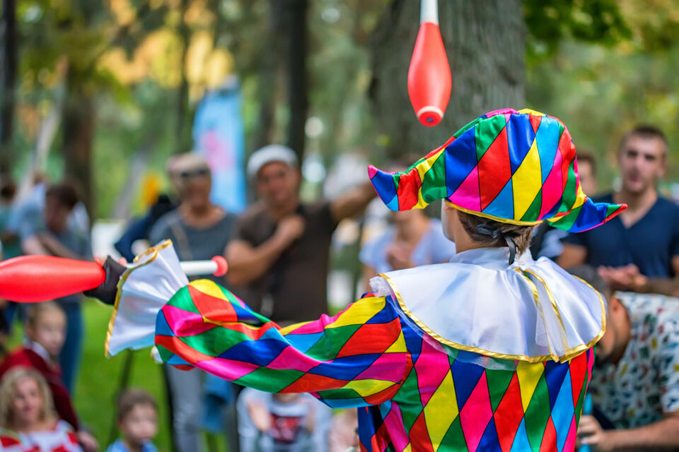 Adobe Stock - Photo d'illustration - Le spectacle vivant, longtemps cantonné aux scènes traditionnelles, séduit désormais un public friand de moments culturels partagés, s'imposant ainsi dans nos mariages, séminaires et fêtes d'entreprise, comme l’indiquent les récents résultats d’une étude.