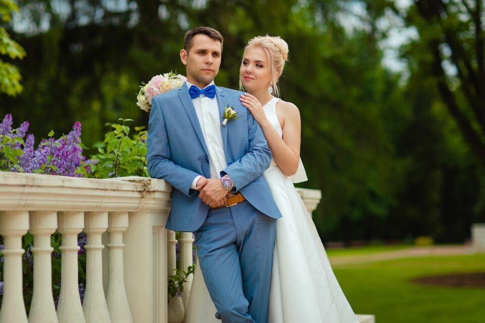 Pexels - Photo d'illustration - Au cœur de la belle nature suisse, ce couple rayonne d’amour et d’élégance, dans un décor naturel où tradition et romance se mêlent harmonieusement. 