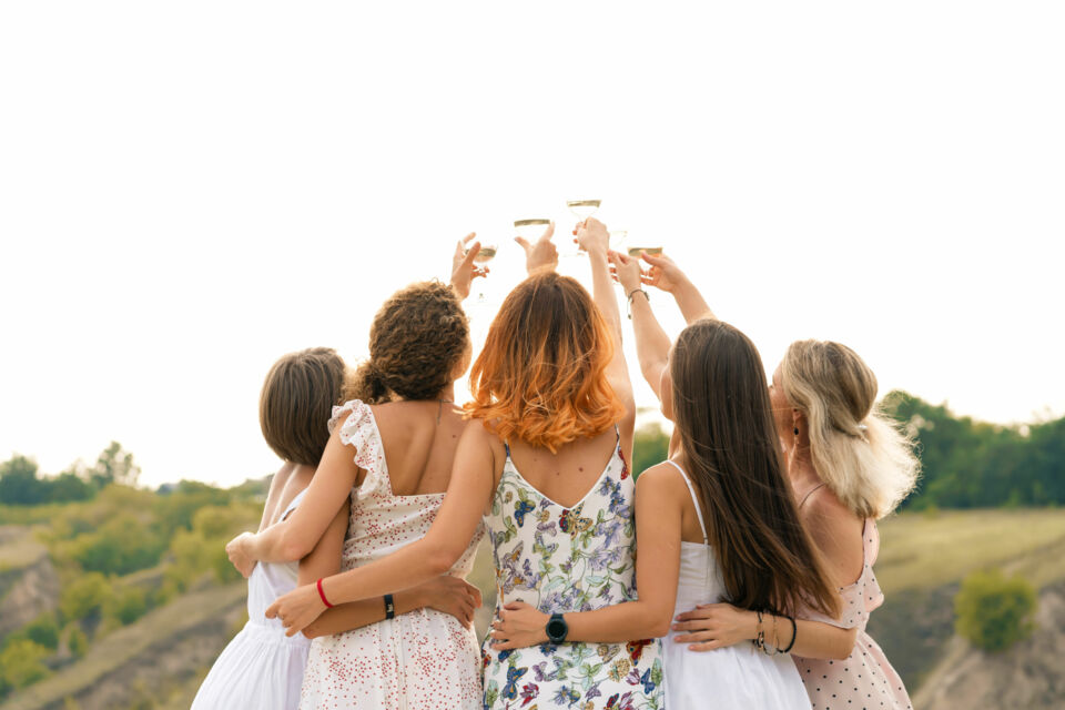 Adobe Stock – Photo d’illustration - Groupe d’amis qui célèbre leur amitié à l’occasion d’une fête organisée. 