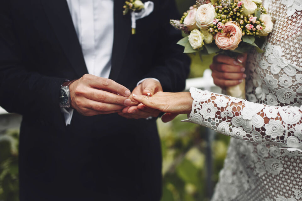 Adobe Stock - Photo d'illustration - Le choix d'une bague de fiançailles à petit prix divise, suscitant un débat animé sur les réseaux sociaux : geste sincère ou manque d'engagement ?