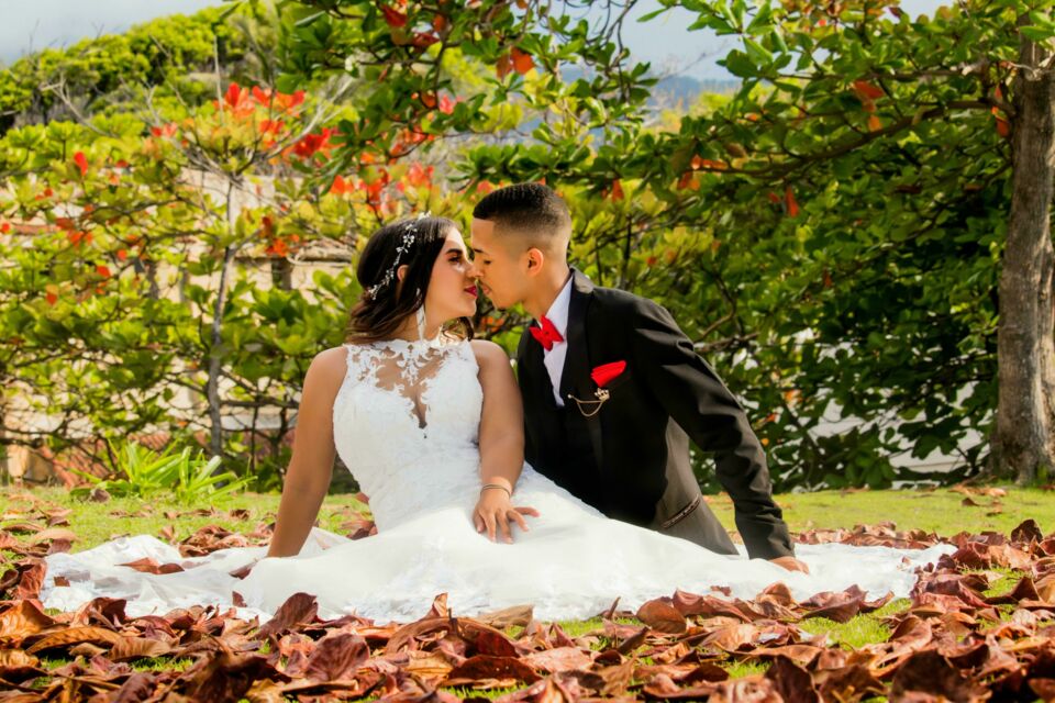 Pexels - Photo d'illustration -&nbsp;Un couple dominicain rayonnant célèbre leur union dans un cadre tropical, entouré de traditions chaleureuses et d’un paysage qui reflète la beauté de leur culture.