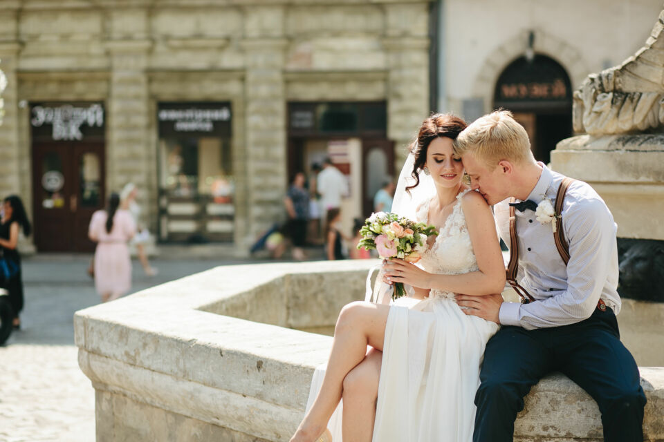 Freepik - Photo d'illustration - Un moment d’évasion et de complicité : les mariés bosniens savourent leur journée spéciale, bercés par le murmure apaisant d’une fontaine traditionnelle