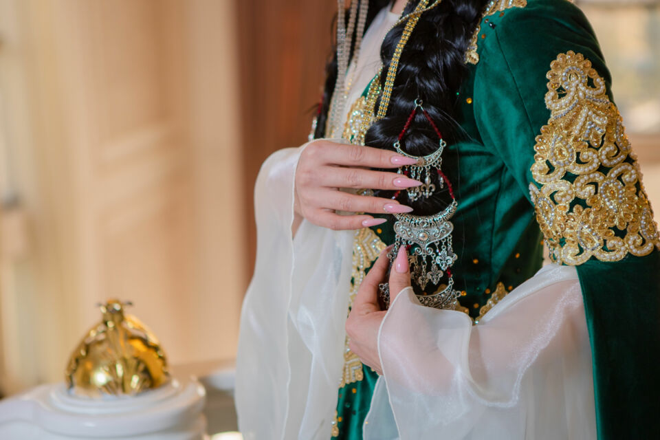 Adobe Stock - Photo d'illustration - Une mariée kazakhe rayonnante dans sa tenue ancestrale, sublimée par un bijou offert en symbole d’amour et de prospérité.