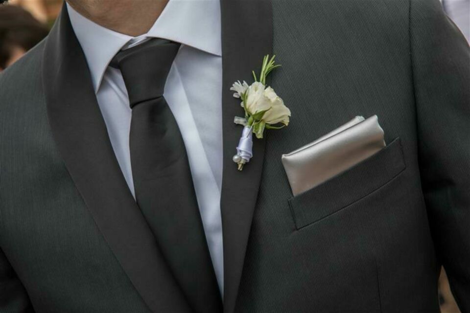 Adobe Stock - Photo d'illustration - Élégance et traditions : un marié dans son costume, entre style moderne et respect des superstitions qui promettent bonheur et prospérité au couple.
