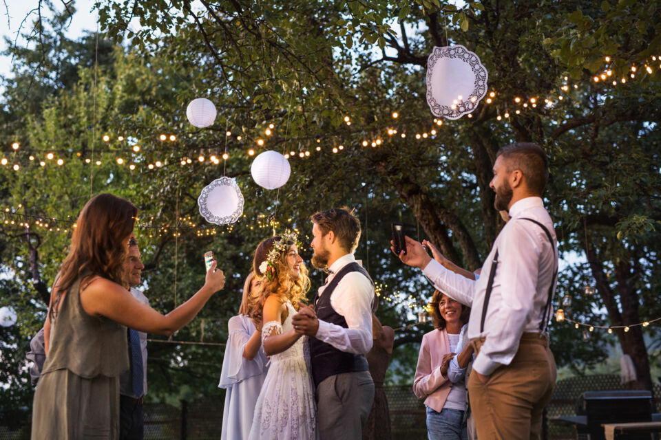 Adobe Stock – Photo d’illustration - Un mariage en petit comité, où chaque regard compte et chaque sourire illumine la journée. L’essentiel : célébrer l’amour entouré de ses proches.