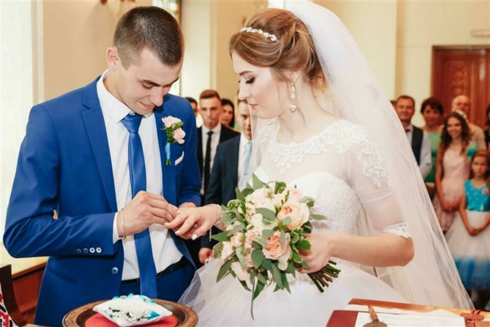 Adobe Stock - Photo d'illustration -&nbsp;Un moment chargé d’émotion : le marié passe la bague au doigt de sa bien-aimée, scellant leur union selon les traditions biélorusses.