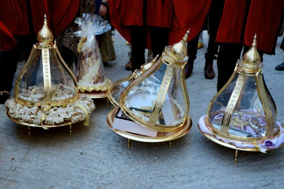 Adobe Stock - Photo d'illustration -&nbsp;Des cadeaux maghrébins empreints de tradition et de symbolisme, magnifiquement présentés pour célébrer l’amour et l’union des jeunes mariés.
