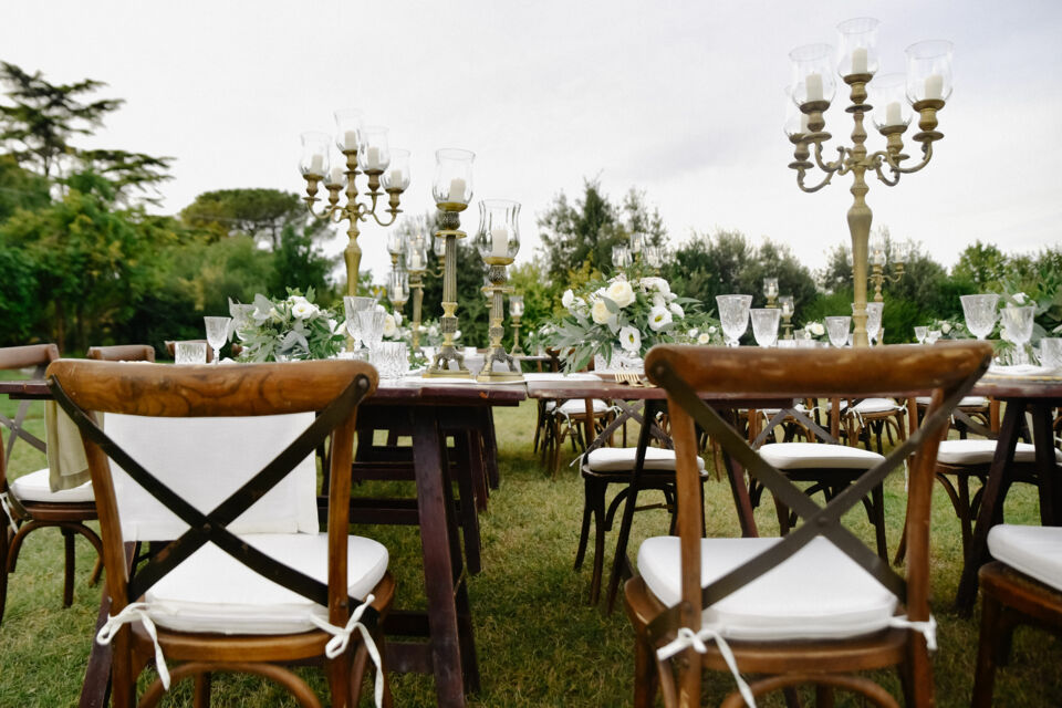 Freepik - Photo d'illustration -  Dans l'univers des préparatifs nuptiaux, le mobilier de mariage, élégant et raffiné, joue un rôle essentiel pour créer une ambiance unique et inoubliable lors de votre célébration.