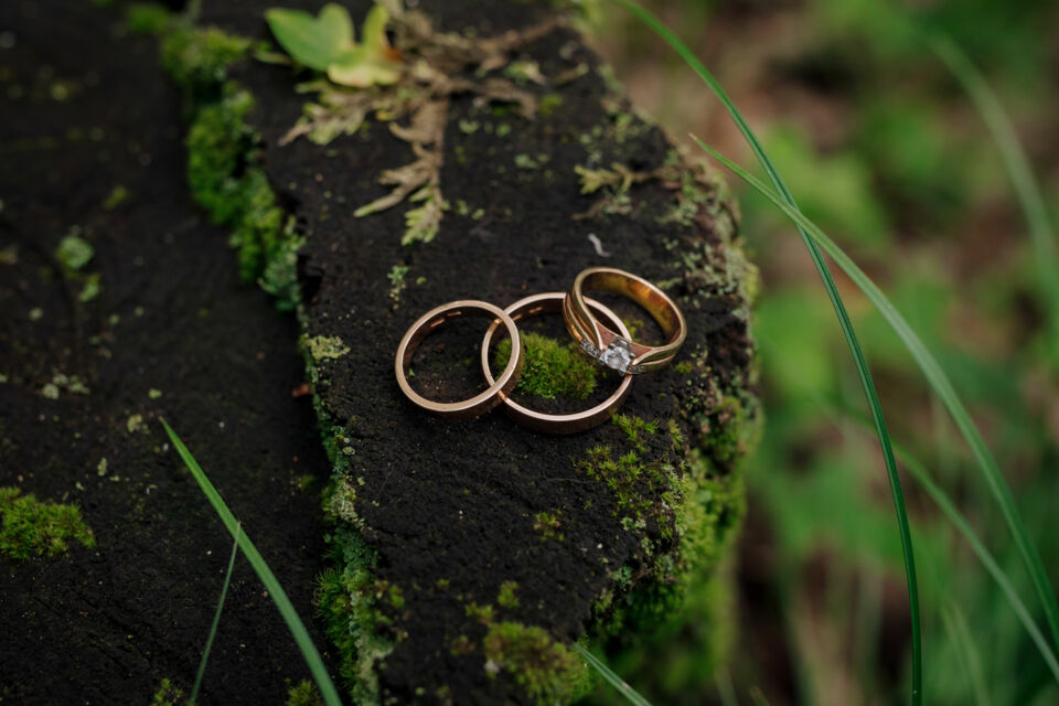Adobe Stock - Photo d'illustration - Un Trinity Ring est une bague composée de trois anneaux entrelacés, chaque anneau symbolisant l'amour, la fidélité et l'amitié et offerte lors du troisième anniversaire de mariage.