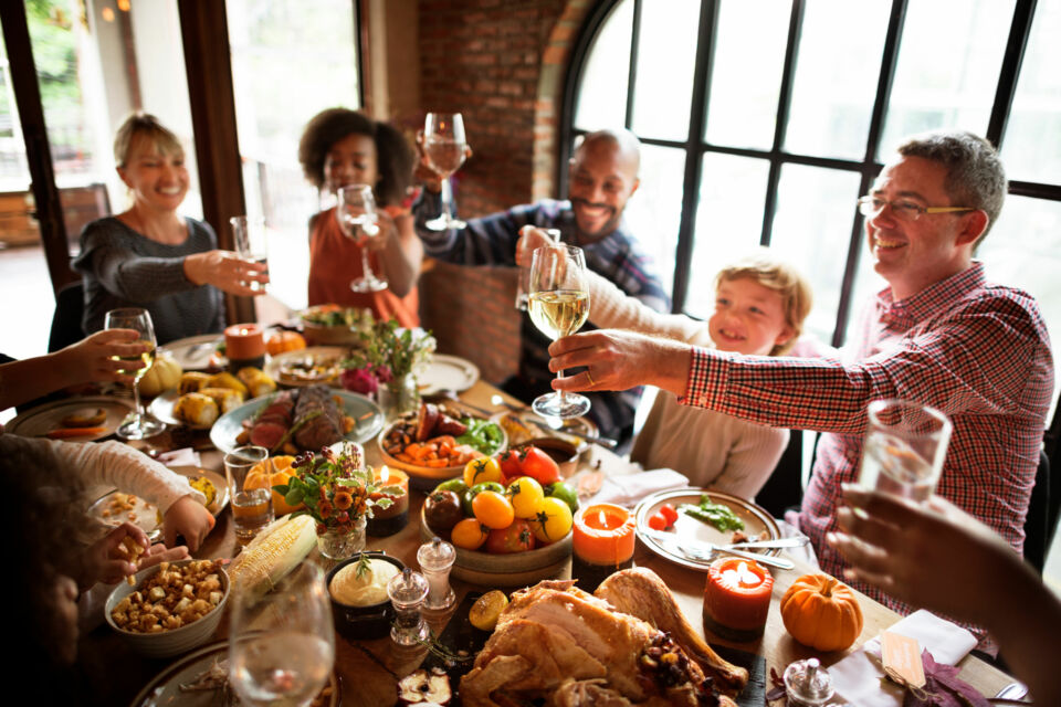 Adobe Stock - Photo d'illustration - Le Friendsgiving est l’occasion idéale de réunir vos proches autour d’un festin convivial, mêlant éclats de rire, complicité et créativité dans une ambiance chaleureuse.