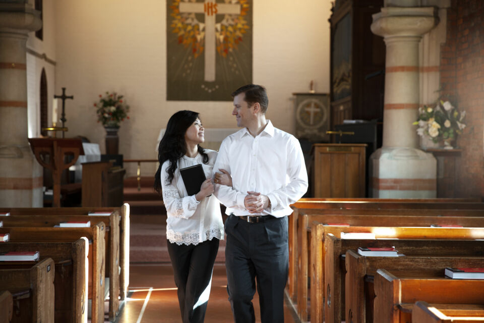 Freepik - Photo d'illustration - Un couple en quête de sens et de spiritualité rencontre leur prêtre à l’église pour explorer la possibilité d’unir baptême et mariage dans une même célébration.