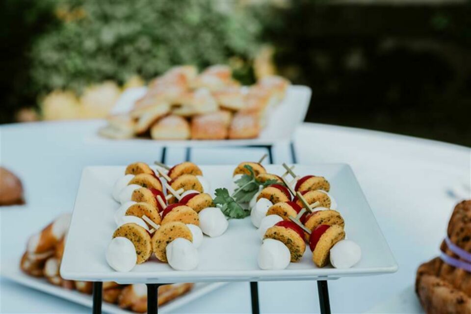Adobe Stock - Photo d'illustration - Les mignardises, délicates bouchées sucrées ou salées, apportent une note élégante et savoureuse à votre réception de mariage, pour un moment inoubliable.