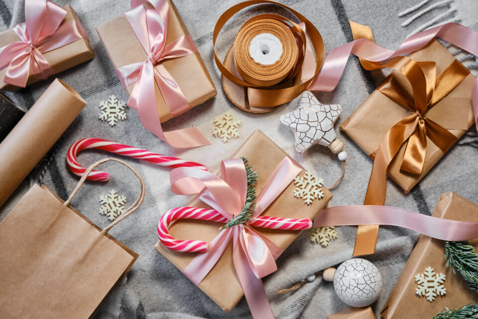 Adobe Stock - Photo d'illustration - Offrez une seconde vie à vos papiers cadeaux avec des DIY simples et festifs ! De guirlandes aux confettis, transformez vos restes en déco unique pour vos fêtes. 