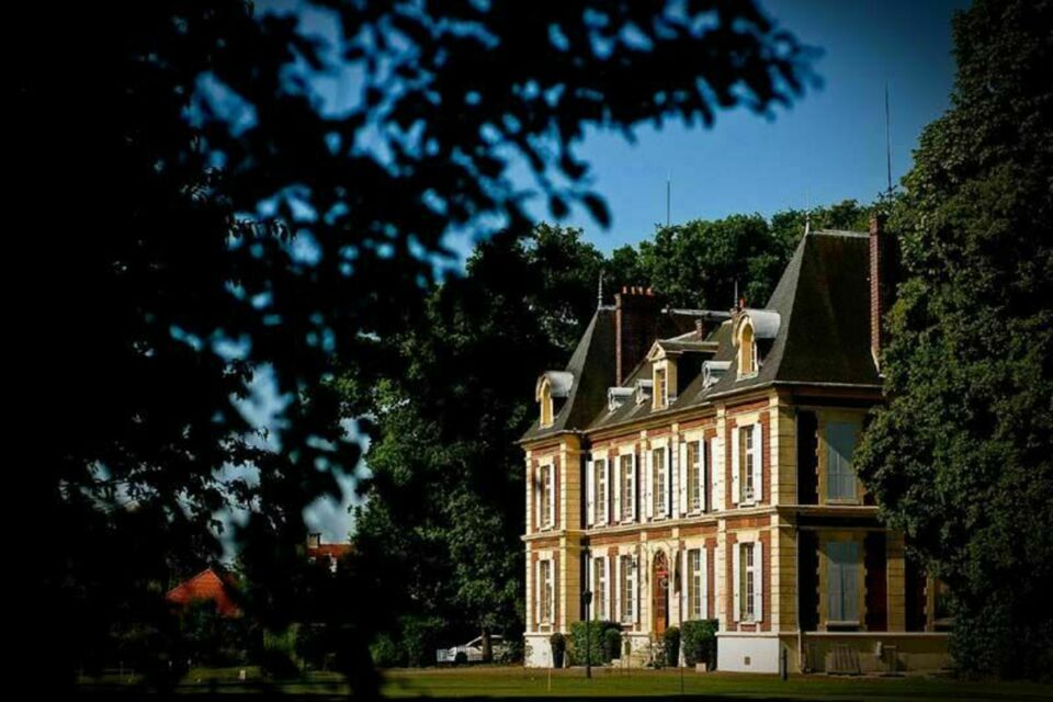 ABC Salles – DR - Le Château de l'Hermitage, havre de paix près de Paris, allie élégance romantique et modernité pour des événements intimes ou professionnels inoubliables. 