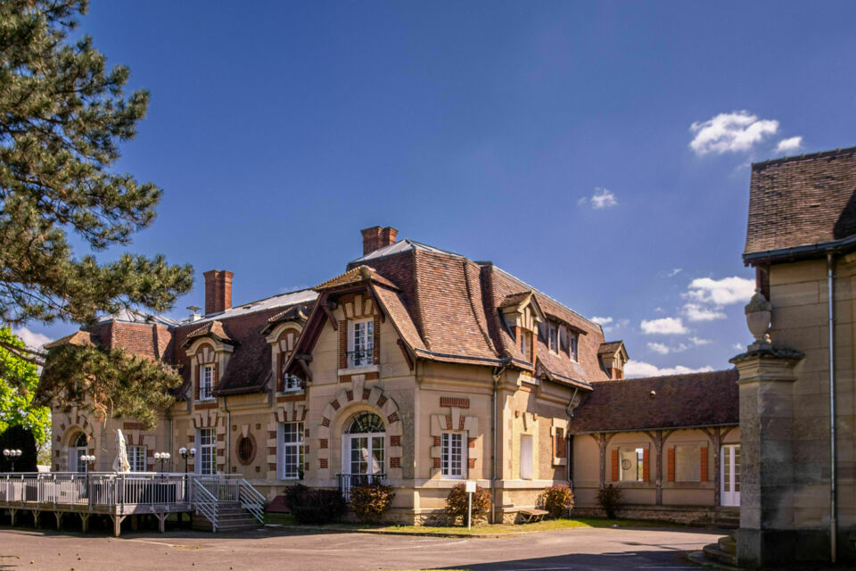 ABC Salles – DR - Le Château Éphémère, bijou architectural proche de Paris, offre un cadre unique alliant charme historique et innovation pour des unions mémorables. 