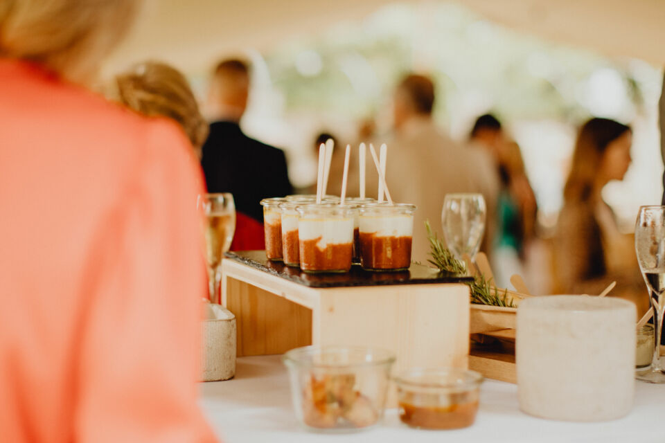 Adobe Stock - Photo d'illustration - Raffinés et pratique, les verrines apportent élégance et gourmandise à vos cocktails et vins d’honneur, s’adaptant à toutes vos envies.