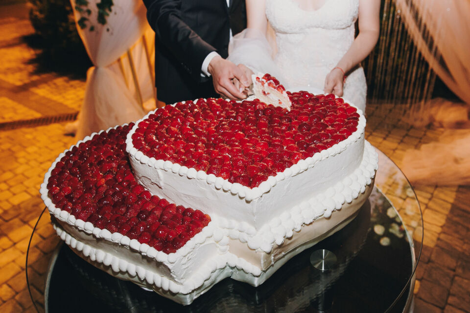 Adobe Stock - Photo d'illustration - Majestueux, excentriques, vintage ou traditionnels, les gâteaux de mariage des célébrités allient audace, raffinement et humour, devenant des œuvres d’art mémorables qui inspirent les futurs mariés en quête d’originalité.