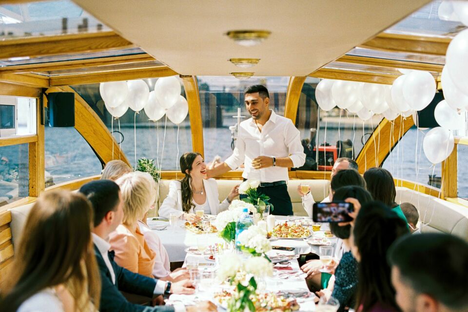 Pexels - Photo d'illustration - Invitez vos proches à participer activement à votre grand jour avec un mariage potluck : une célébration conviviale, collaborative et riche en saveurs uniques !