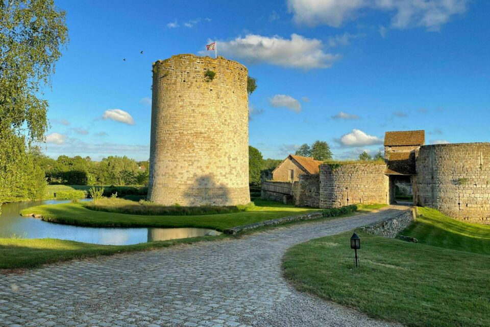 ABS Salles – DR - Avec son allure médiévale et son cadre romantique, le Château de Nesles offre un décor d’exception pour vos temps forts, alliant histoire et élégance. 