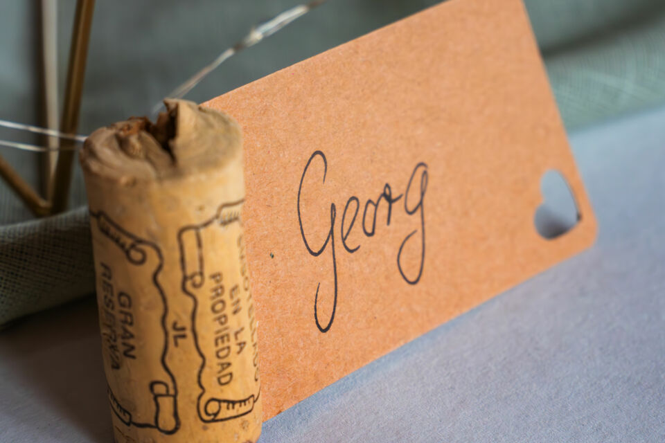 Adobe Stock - photo d'illustration - Les petits objets en liège, personnalisés avec soin, deviendront des souvenirs précieux que vos invités garderont longtemps.
