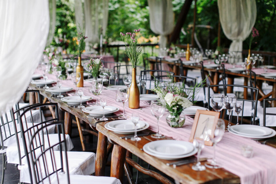 Adobe Stock - Photo d'illustration - Une décoration de mariage qui allie style et durabilité : transformez vos bouteilles de vin en éléments déco uniques pour un événement éco-chic inoubliable !