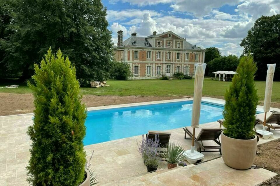 ABC Salles – DR - Le Château Le Buisson Garembourg, niché au cœur de 15 hectares de nature, allie charme historique et confort moderne pour des réceptions intimes ou grandioses. 