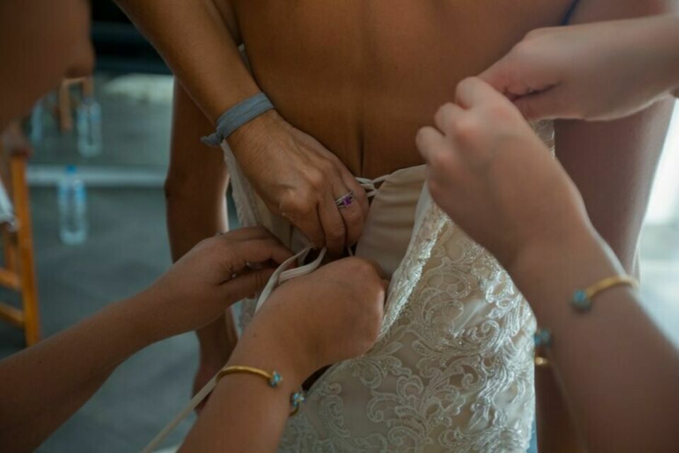 Freepik - Photo s'illustration -  Pièce maîtresse qui sculpte la silhouette avec élégance, le corset de mariage exige un choix avisé  et certaines erreurs à éviter pour allier confort, esthétique et harmonie.