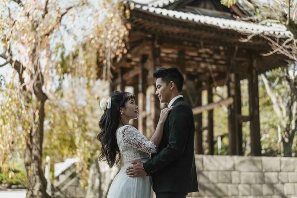 Freepik - Photo d'illustration - Un geste symbolique fort, les pleurs de mariage en Chine apportent protection et prospérité au couple, tout en symbolisant l’union et l’engagement mutuel.