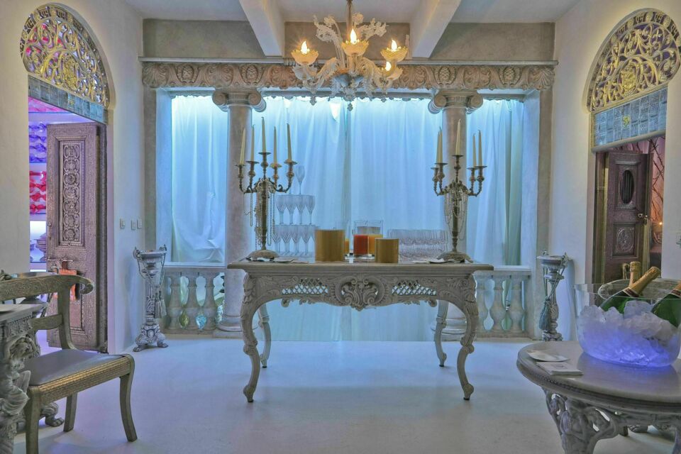 ABC Salles - Droits Réservés - Dans un décor onirique mêlant mobilier rococo et marbre vénitien, éclairé par des centaines de bougies, le Loft Baroque aux Frigos de Paris est l'adresse idéale pour une fête rococo revisitée.