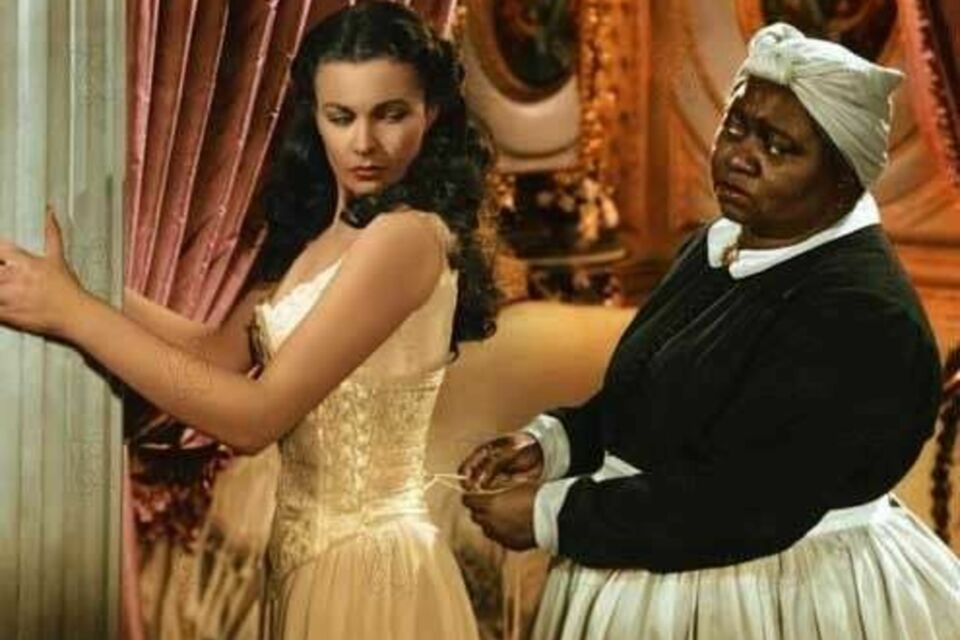 AlloCiné - Photo d'illustration - Célèbre scène où l'héroïne se fait lacer son corset dans le film culte