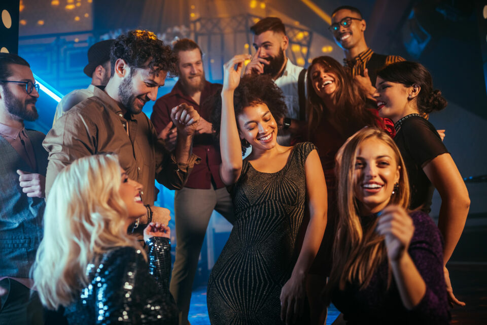 Adobe Stock - Photo d'illustration - Friendsgiving, Galantines' day, Hanami... d'un bout à l'autre du monde, en plus des fêtes d'anniversaire d'amitié, il existe de nombreuses manières de célébrer le lien amical qui nous unit avec nos proches.