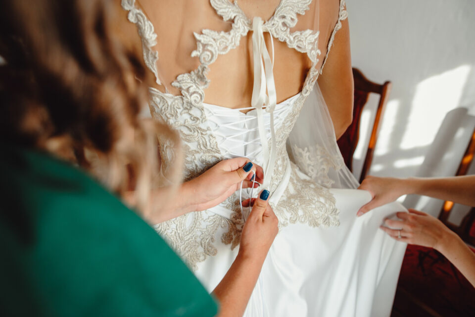 Adobe Stock - Photo d'illustration - Le corset, de la tradition à la tendance moderne, continue de sublimer les robes de mariée. Élégance, confort et personnalisation se rencontrent dans les modèles d'aujourd'hui et de demain.