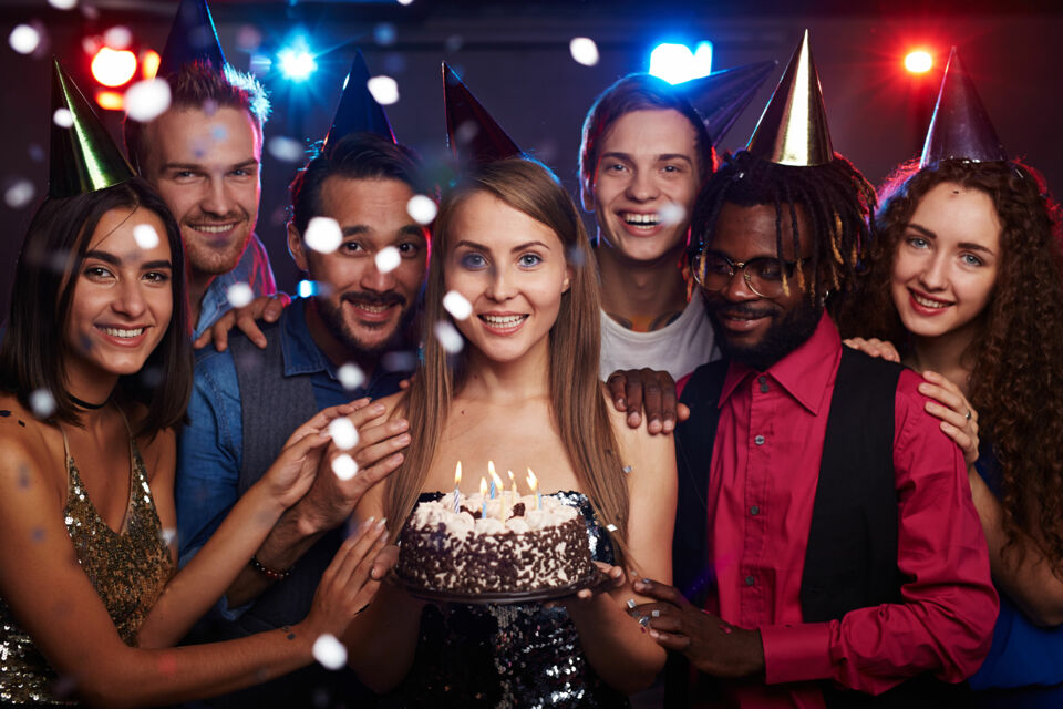 Adobe Stock - Photo d'illustration - Célébrer l'anniversaire de votre rencontre amicale, c'est plus qu'une fête, c'est une occasion de renforcer les liens et de revivre les meilleurs souvenirs avec ceux qui comptent le plus. Un petit gâteau, beaucoup de rires et des moments précieux partagés entre amis !