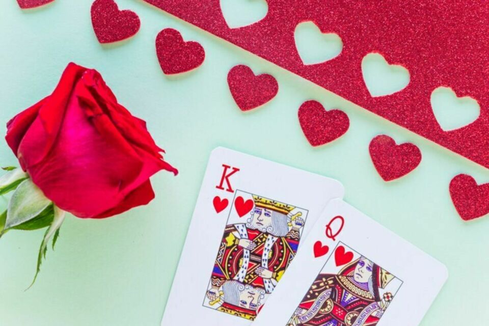 Freepik - Photo d'illustration - Pour une touche d'originalité et de divertissement, les cartes à jouer pour votre décoration de mariage sont une excellente idée, ajoutant une note ludique et personnalisée à votre célébration.