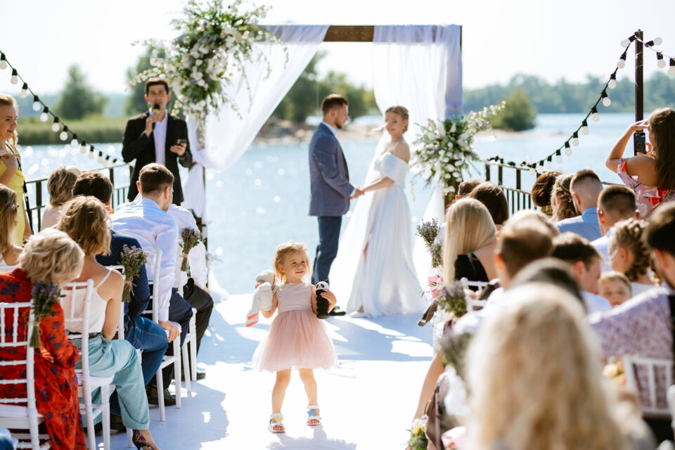 Adobe Stock - Photo d'illustration - Un mariage avec de nombreux invités ne signifie pas de sacrifier l'intimité et la convivialité.