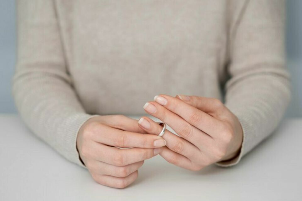 Freepik - Photo d'illustration -  Dans le tumulte des séparations, décider du sort de son alliance de mariage peut être délicat : la vendre, la transformer ou la conserver, chaque choix reflète un chemin personnel vers un nouveau départ.