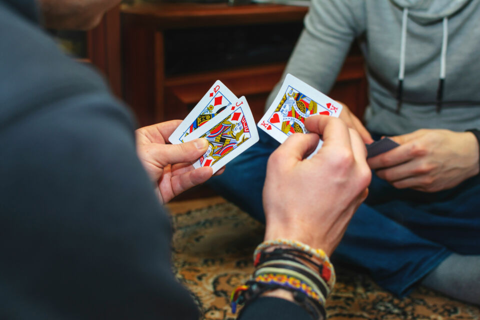 Adobe Stock - Photo d’illustration - Dans l'univers divertissant de nos fêtes et rassemblements festifs, les cartes à jouer se démarquent comme des animations phares, offrant des moments de convivialité, de stratégie et de divertissement pour tous.