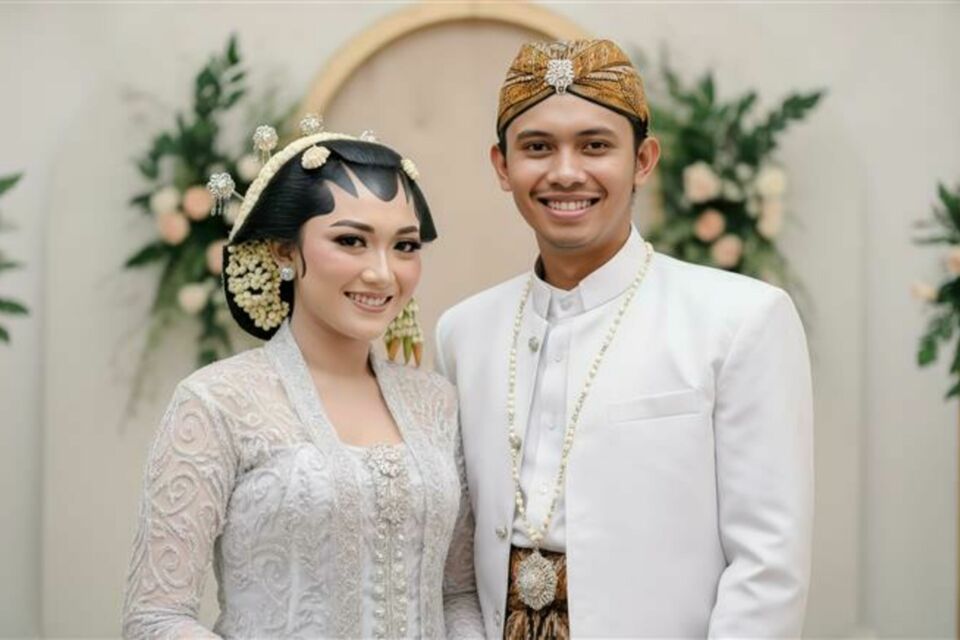 Adobe Stock - Photo d'illustration - Un couple de mariés rayonnants, vêtus de leurs magnifiques tenues traditionnelles timoraises, symbolisant l'union et les riches coutumes de cette culture unique.