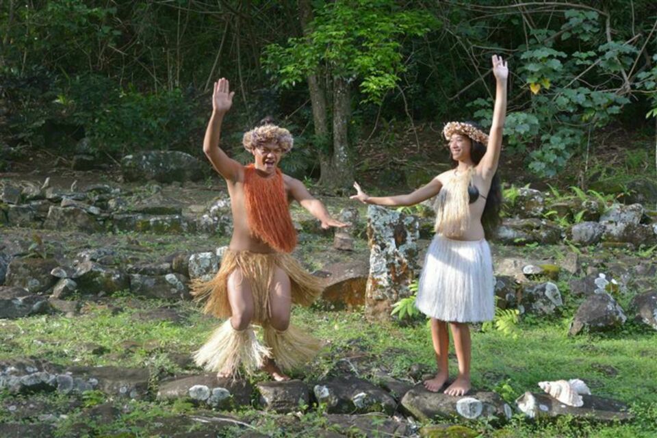 Adobe Stock - Photo d'illustration -&nbsp;Un couple de mariés danse au rythme de la musique traditionnelle, entouré de la beauté naturelle de Wallis et Futuna, célébrant leur union dans une ambiance joyeuse et communautaire.