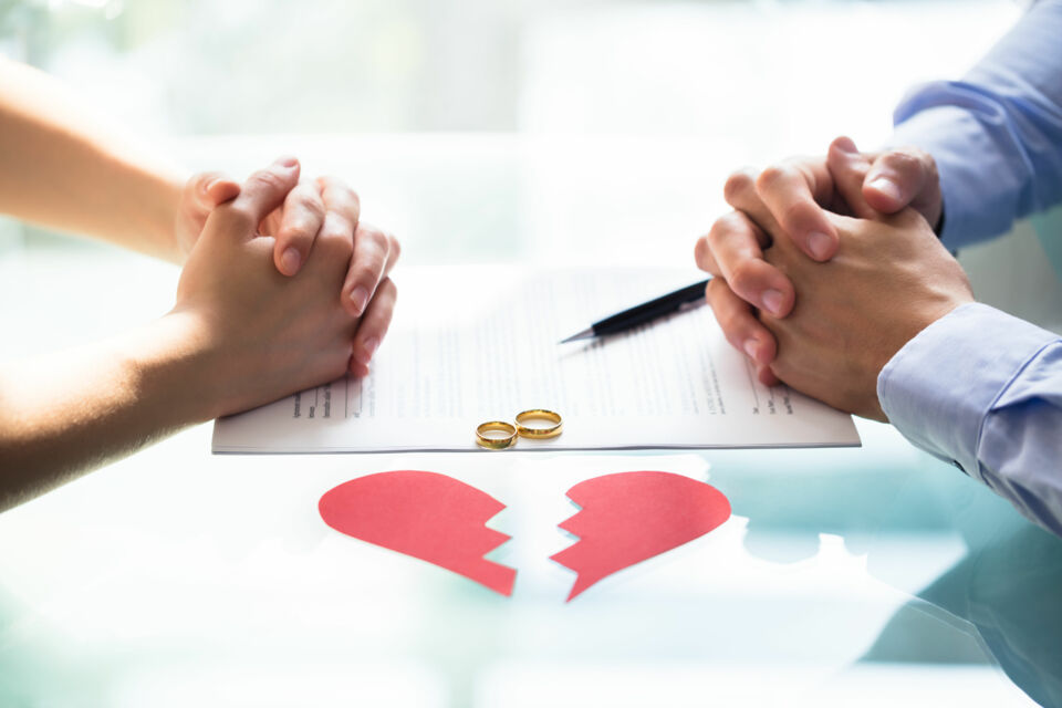 Adobe Stock -  Photo d'illustration -  Le divorce marque souvent la fin d'un chapitre important de la vie, et certains rituels symboliques peuvent aider à dire adieu à l'alliance et à ce qu'elle représente, facilitant ainsi un nouveau départ.