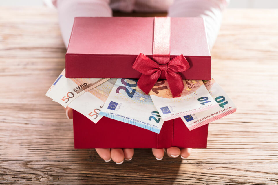 Adobe Stock -  Photo d'illustration -  un cadeau de mariage en espèces est une idée ingénieuse pour faire plaisir aux mariés et les aider financièrement, il faut le faire de manière originale pour les surprendre. 